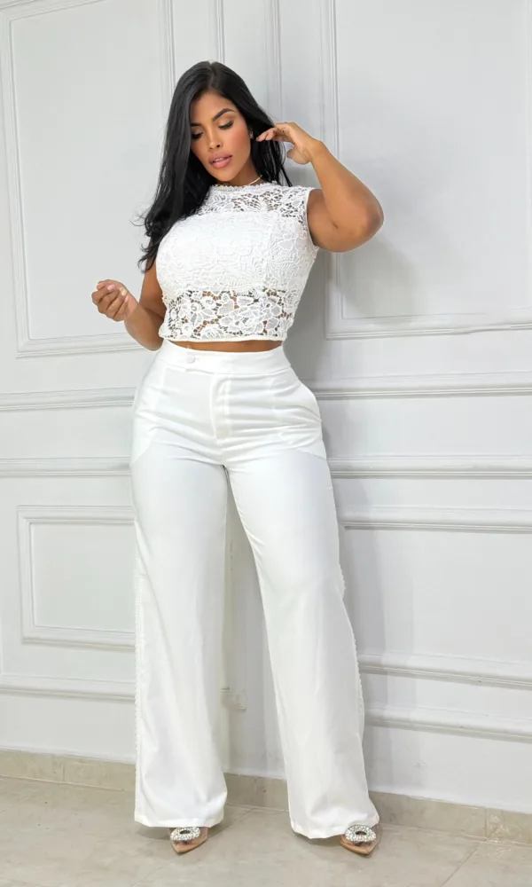 Conjunto pantalón bota ancha y blusa guipur