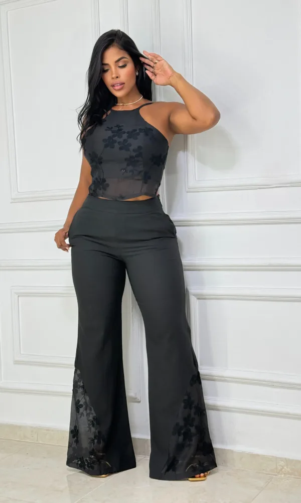 Conjunto pantalón bota ancha y blusa flores bordadas