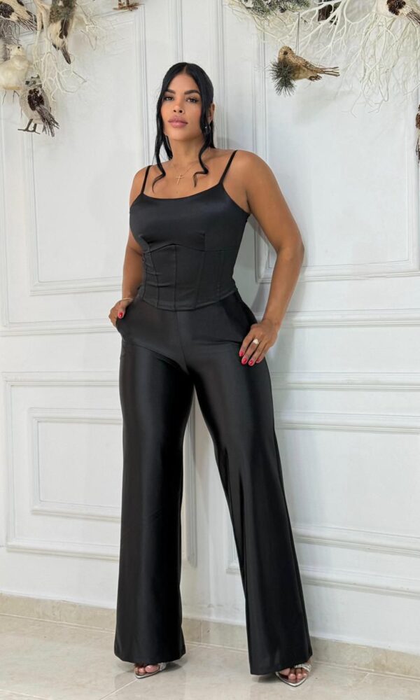 Conjunto de pantalón bota campana blusa tipo corset