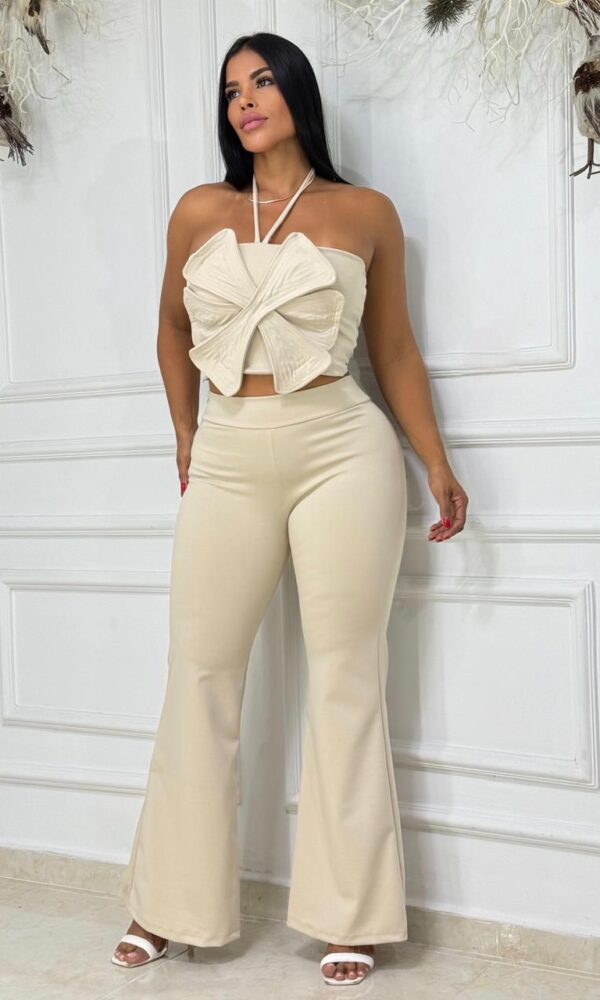 Conjunto de pantalón bota ancha blusa flor