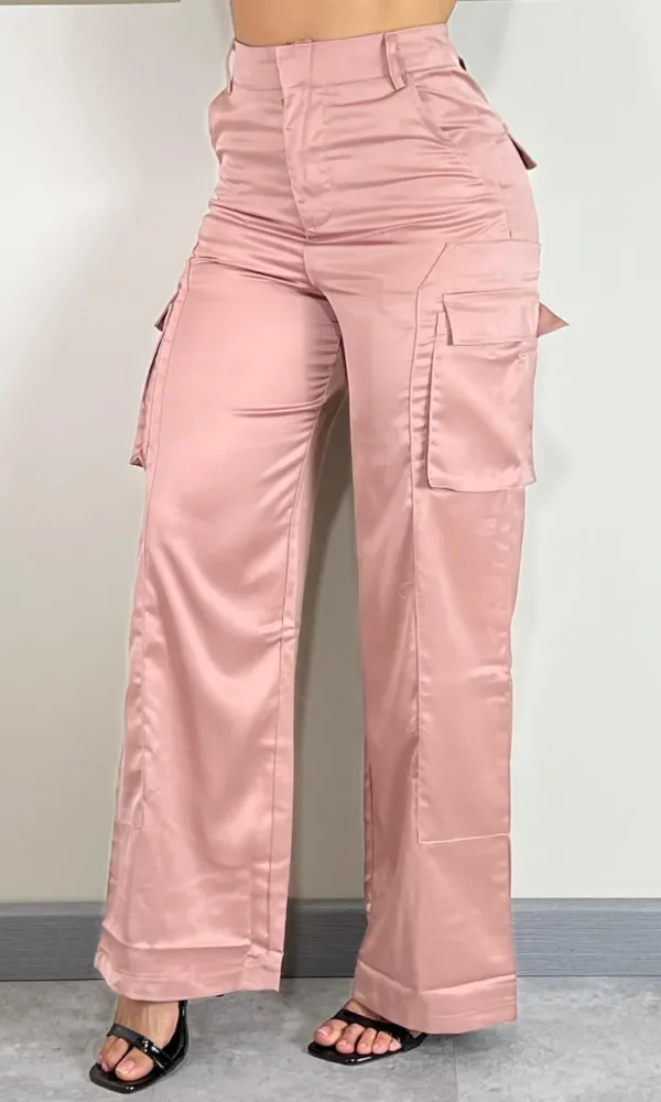 Pantalón cargo bota recta en satin